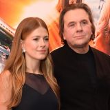 Разрыдавшаяся на публике жена Эрнста спровоцировала разговоры о проблемах в семье