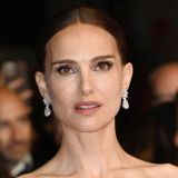 Заплаканную Портман поймали на прогулке с мужем после разоблачения его романа на стороне