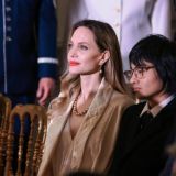 Семейный выход: Появившаяся на публике Джоли с детьми удивила внешним видом