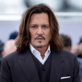 Передвигается с трудом: травмированный Джонни Депп появился на публике 