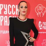 Певица Слава готова подать в суд на пластического хирурга за испорченную грудь