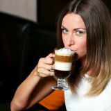 Как привычка пить кофе влияет на размер груди: шокирующее открытие