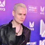 Одетый во все черное SHAMAN не сдержал эмоций на кладбище