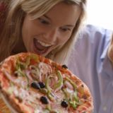 Нутрициолог рассказала, какие пищевые привычки постоянно нарушают работу организма