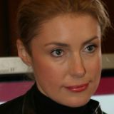 Облаченная в черное Шукшина согнулась в коленях на публике