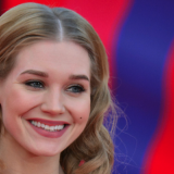 Вышедшую  на сцену со сломанной ногой Асмус встретили овациями 