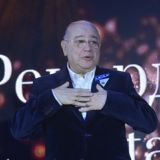 Завалившаяся на пол молодая жена Петросяна оголила интимное место