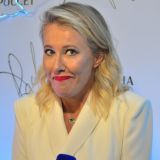 Радостная Собчак с круглым животом станцевала перед камерой