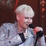 Поникшего певца SHAMAN засекли на кладбище с цветами: что произошло