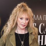 Волосы торчком: сбежавшая на Кипр Пугачева попала на камеру без парика