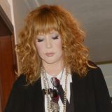 Понурые и без Галкина*: Пугачеву сняли в кипрском кафе вместе с детьми