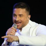 Лазарев похвастался шикарной новогодней елкой вместе с детьми