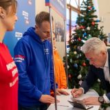 Собянин поставил подпись в поддержку Путина на выборах