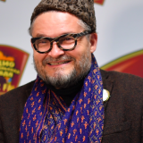 Модельер Александр Васильев рассказал, что лучше надеть на новогодний ужин