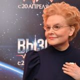 Черненькая мохнатка: Малышева показала киску на публике