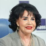 Зря прикрывалась: молодой красавец сорвал с Бабкиной одежду