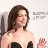 Обувь на весну/лето 2024: Энн Хэтэуэй вышла в свет в стильных казаках