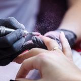 Стильный маникюр на весну-2024: разбираемся в новом тренде с эффектом блеска для губ