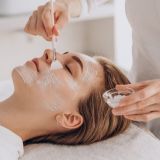 Бьюти-лайфхаки из прошлого: 6 странных советов по уходу за кожей и зубами / вы будете удивлены