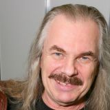 В трусиках: 77-летний шалунишка Пресняков потеребил молодых кисок