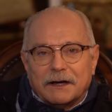 Крепко прижавший к себе молодуху Михалков провозгласил о новой жизни