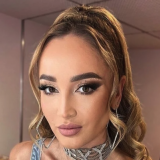 Бузова устроила пляски на столе на глазах у изумленной толпы