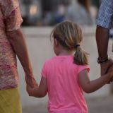 Бабушки и дедушки лезут в воспитание детей: как отстаивать личные границы без войны