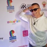 Молодой отец Александр Буйнов в коротких шортиках похвалился своим малышом