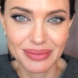 Открестившаяся от Джоли и Питта дочь столкнулась с серьезными проблемами