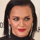 Появление на публике певицы Славы с округлившимся животом стало сенсацией