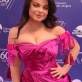 Названа баснословная цена свадебного платья невестки Наташи Королевой