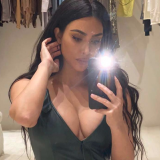 Кардашьян выгуливала собаку Мадонны за ювелирные украшения