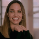 Зачем Анджелина Джоли носит меха в жару: найдено внятное объяснение