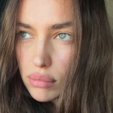 Держались за руки: Ирину Шейк застукали с новым мужчиной