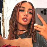 Седокова с шикарным букетом роз намекнула на воссоединение с мужем после развода