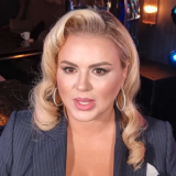 Стало известно о выходке Семенович в разгаре выступления на сцене: Отпихивала мою жену