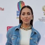 Счастливую Алсу заметили полураздетой на балконе отеля