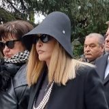 Очередь из автомобилей и месячная выручка в магазине цветов: в Грязи отмечали день рождения Пугачевой