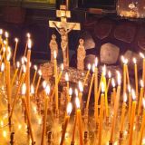 Смерть была внезапной: люди несут цветы к дому семьи Собчак 