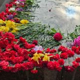 Люди несут цветы к знаменитому на всю Москву дому Глюкозы
