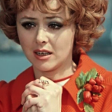 Тест: угадайте фильмы из СССР по нарядной героине с брошью-цветком