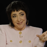 Страдающая вдали от родины Лолита требовала поцелуев от первых встречных