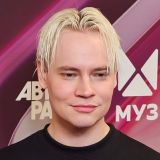 Вставший на колени SHAMAN довел поклонниц до экстаза своим языком