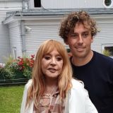 Сдала: Пугачева опирается на палку, пока Галкин* светится от счастья