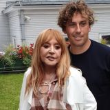 Одинокая домохозяйка в берете: почему Галкин* бросил больную Пугачеву одну на Кипре