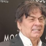 Жизнь разбитого тяжелым недугом Александра Серова висит на волоске