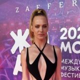 В одном бюстгальтере и заклепках: скандальная Глюкоза ошарашила посетителей столичного магазина полуголым видом